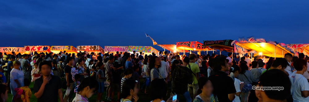 海辺で盆踊り大会の屋台