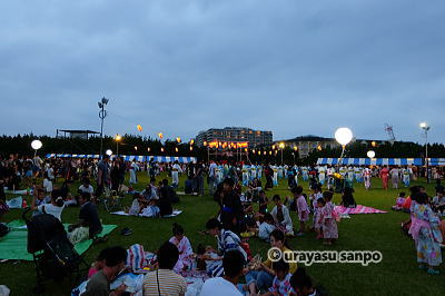 海辺で盆踊り大会